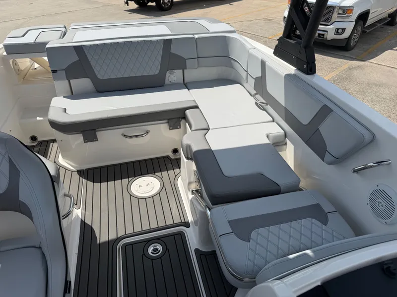 Slide: The Image of Bayliner VR6 2024 - 11
