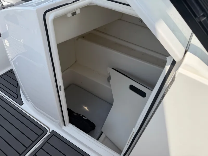 Slide: The Image of Bayliner VR6 2024 - 8