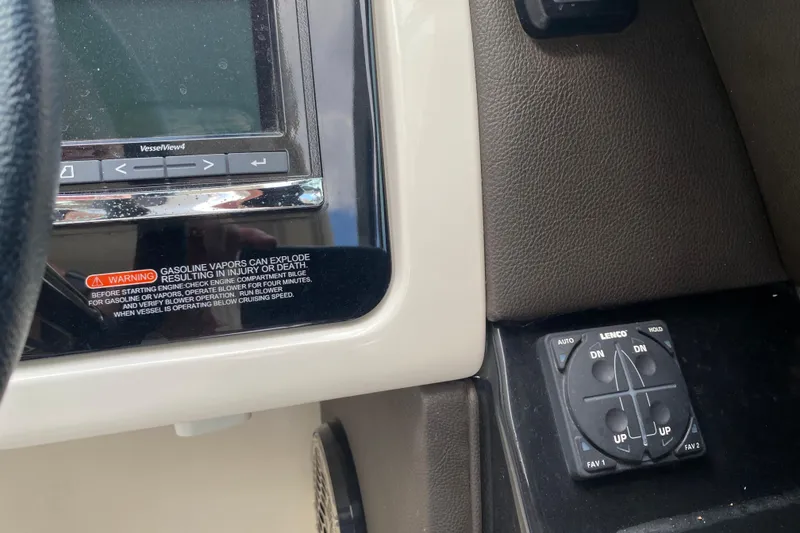 Slide: The Image of 2018 Sea Ray SLX 350 dashboard with VesselView4 display and control panel. - 29