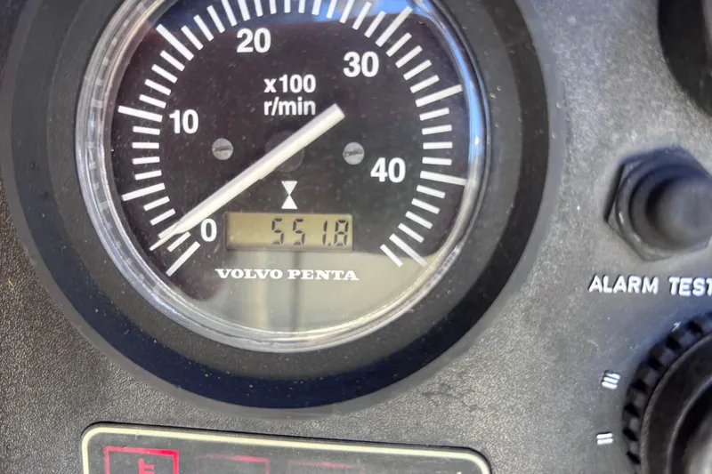 Slide: The Image of Volvo Penta tachometer displaying 5518 RPM on a 1978 Swift 33 model. - 27