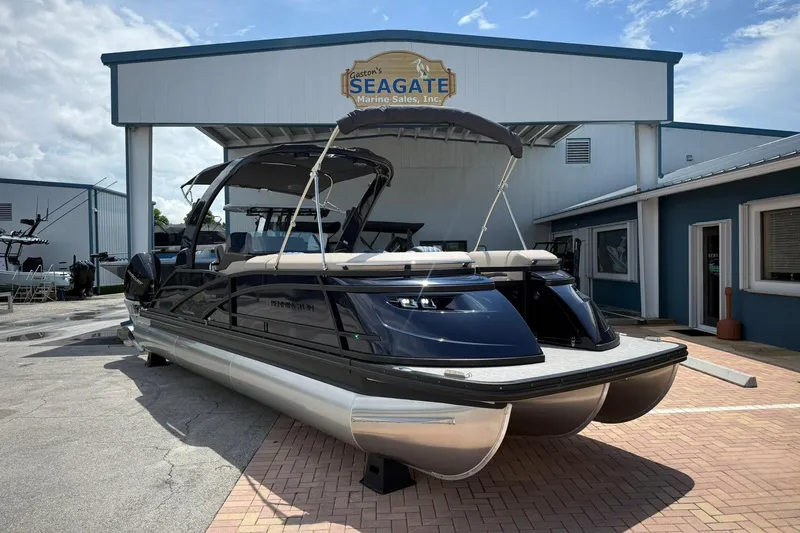 The Image of 2026 Bennington 27 QSBAT2 pontoon boat at Seagate Marine Sales dealership. - 0