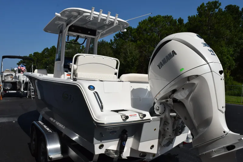 Slide: The Image of 2026 Sea Hunt Ultra 245 SE boat with Yamaha engine, parked on a trailer. - 6