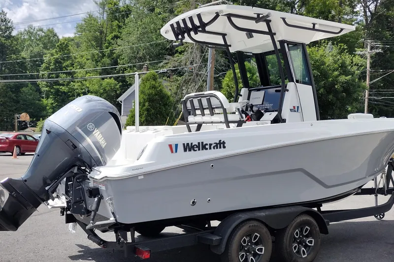 Slide: The Image of 2024 Wellcraft 223 Fisherman boat with Yamaha engine on trailer, parked outdoors. - 5