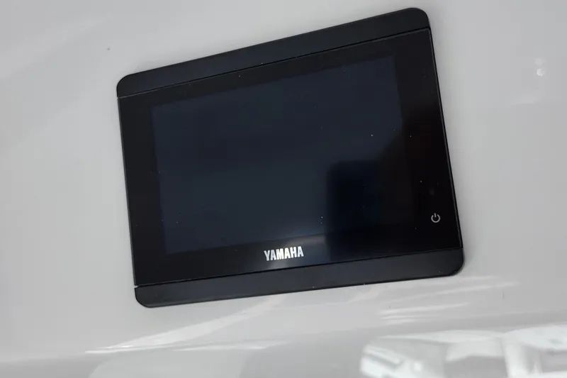 Slide: The Image of Yamaha display screen on 2024 Wellcraft 223 Fisherman boat dashboard. - 33