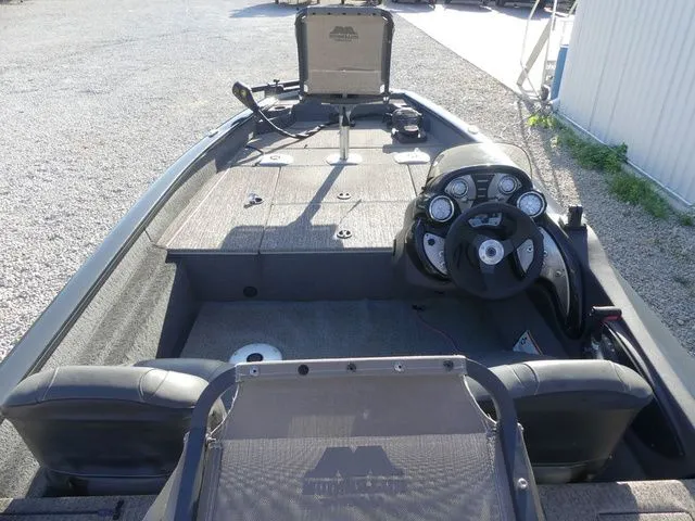Slide: The Image of Tracker Pro Team 175 TF 2022: Interior view with steering console and seating. - 27