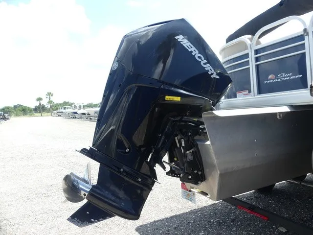 Slide: The Image of Sun Tracker Party Barge 22 XP3 2022 - 12