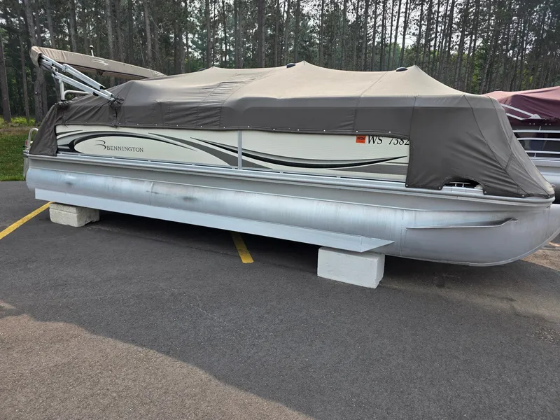 The Image of A 2008 Bennington 2275RL SPS TRI pontoon boat, covered and parked on a lot. - 1