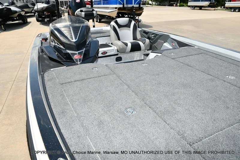 Slide: The Image of A 2021 Ranger Z521L CUP boat with gray carpeting and an outdoor seat. - 42