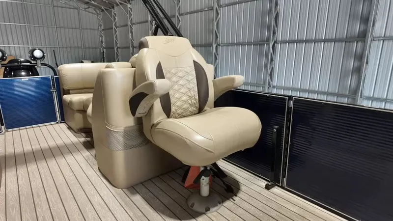 Slide: The Image of A luxurious captain's chair on a 2019 Silver Wave 230 Island CLS inside a warehouse. - 47