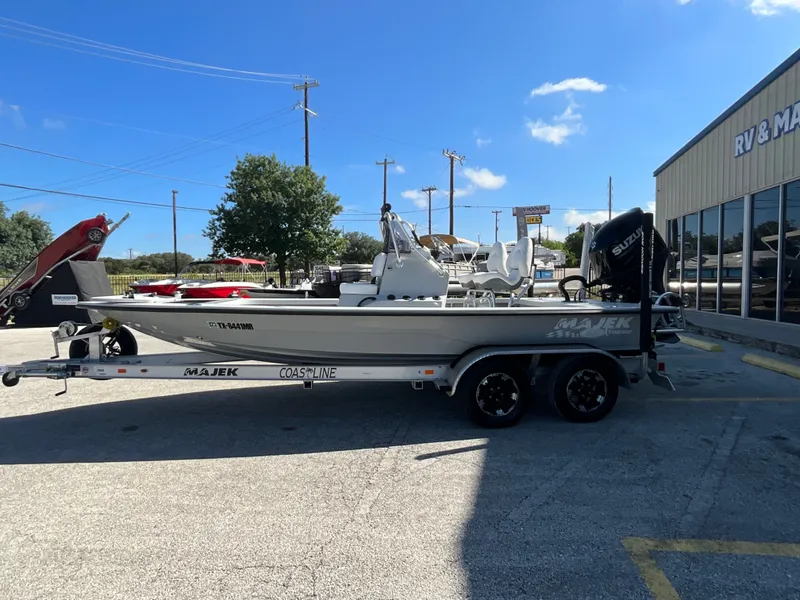 The Image of Majek 20 Xtreme 2025 on a trailer in a parking lot. - 1