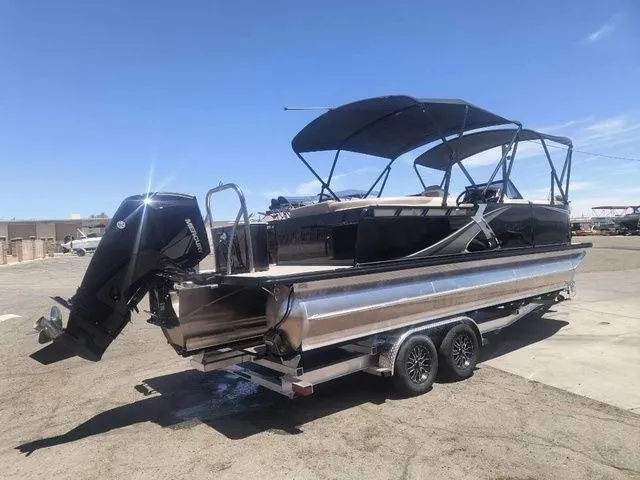 Slide: The Image of Tahoe LTZ Elite Windshield 23 FT 2026 - 4