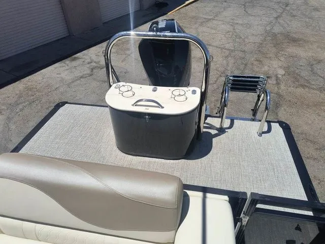 Slide: The Image of Tahoe LTZ Elite Windshield 23 FT 2026 - 15