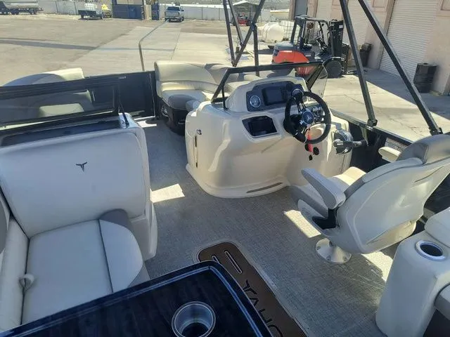 Slide: The Image of Tahoe LTZ Elite Windshield 23 FT 2026 - 7