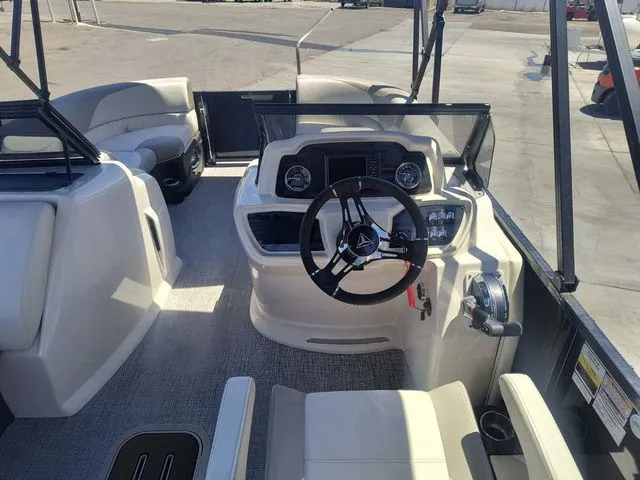 Slide: The Image of Tahoe LTZ Elite Windshield 23 FT 2026 - 8