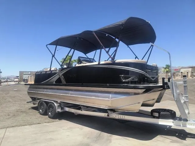 Slide: The Image of Tahoe LTZ Elite Windshield 23 FT 2026 - 6