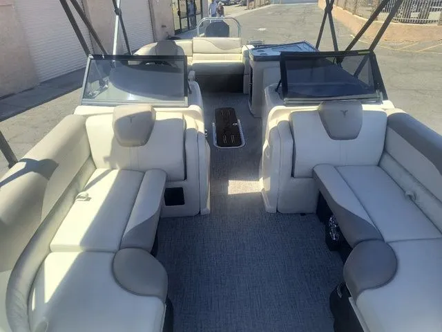 Slide: The Image of Tahoe LTZ Elite Windshield 23 FT 2026 - 11