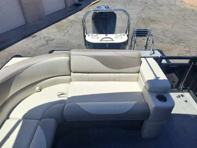 Slide: The Image of Tahoe LTZ Elite Windshield 23 FT 2026 - 14
