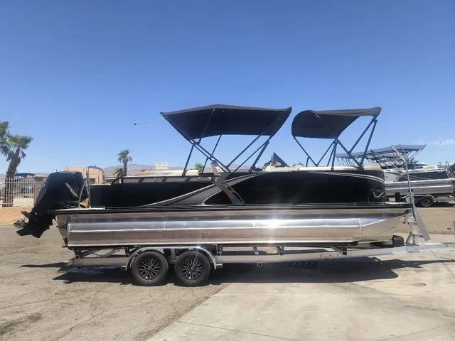 Slide: The Image of Tahoe LTZ Elite Windshield 23 FT 2026 - 2