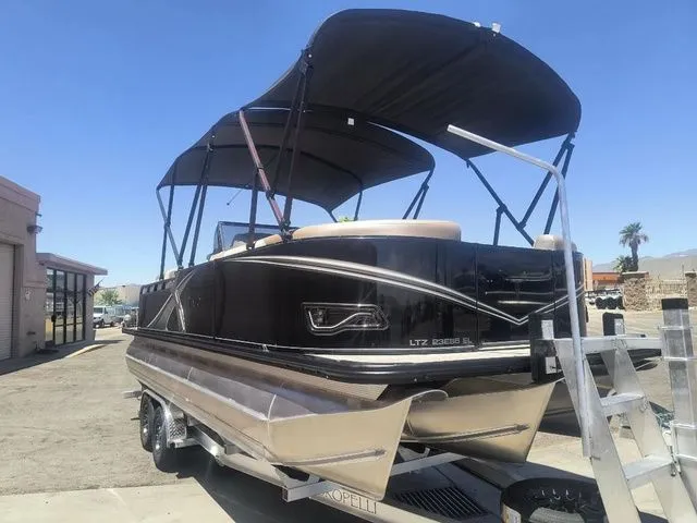 Slide: The Image of Tahoe LTZ Elite Windshield 23 FT 2026 - 5