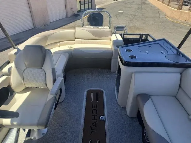 Slide: The Image of Tahoe LTZ Elite Windshield 23 FT 2026 - 13
