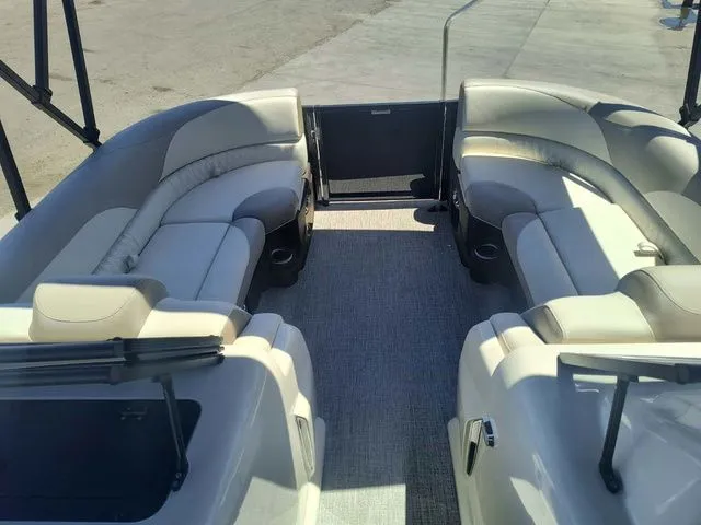 Slide: The Image of Tahoe LTZ Elite Windshield 23 FT 2026 - 10