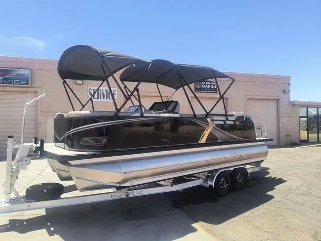 The Image of Tahoe LTZ Elite Windshield 23 FT 2026 - 1