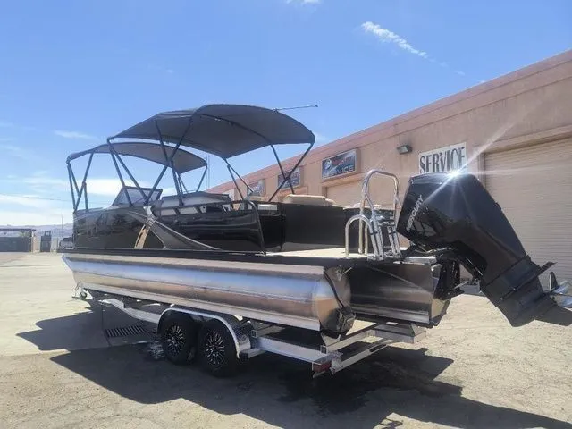 Slide: The Image of Tahoe LTZ Elite Windshield 23 FT 2026 - 3