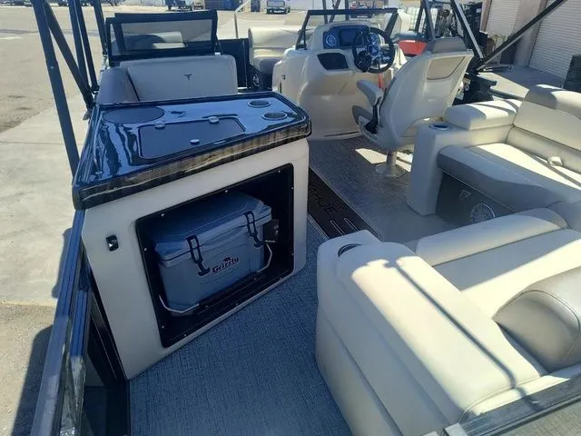Slide: The Image of Tahoe LTZ Elite Windshield 23 FT 2026 - 9