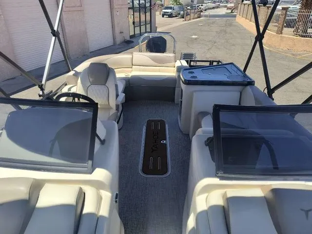 Slide: The Image of Tahoe LTZ Elite Windshield 23 FT 2026 - 12