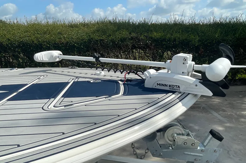 Slide: The Image of 2026 Mako 18 Pro Skiff Patriot Edition with Minn Kota Terrova trolling motor. - 7