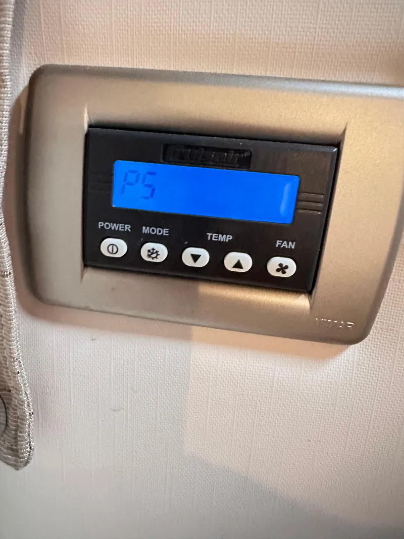 Slide: The Image of Control panel on a 2015 Sea Ray 260 Sundancer boat. - 18