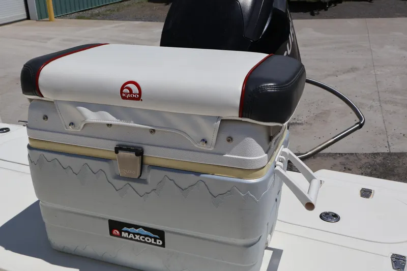 Slide: The Image of Boston Whaler 180 Dauntless 2007 boat with Igloo MaxCold cooler seat. - 40