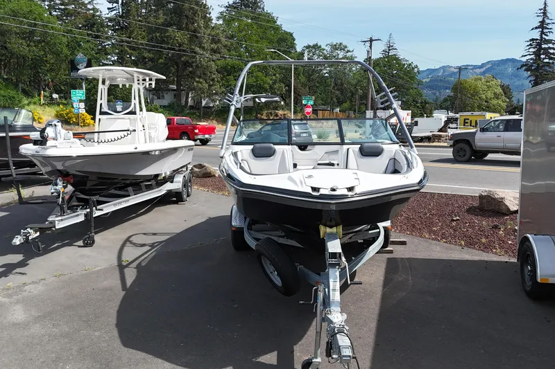 Slide: The Image of 2016 Yamaha Boats 212X on trailer in outdoor dealership lot. - 16