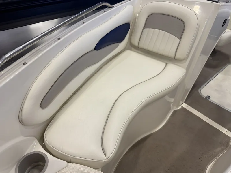 Slide: The Image of Interior view of a 2006 Stingray 195 LX with cream upholstery and blue accents. - 28