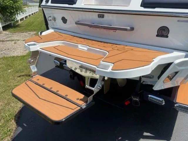 Slide: The Image of Malibu Wakesetter 23 LSV 2026 - 18