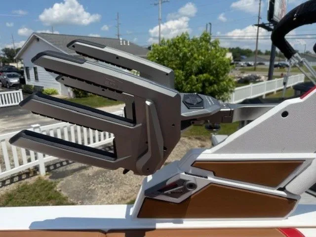 Slide: The Image of Malibu Wakesetter 23 LSV 2026 - 16