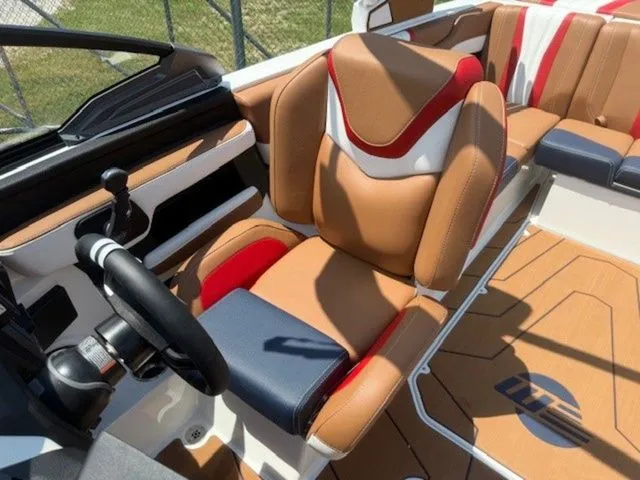 Slide: The Image of Malibu Wakesetter 23 LSV 2026 - 8
