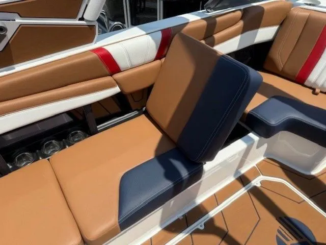 Slide: The Image of Malibu Wakesetter 23 LSV 2026 - 9