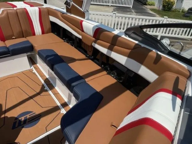 Slide: The Image of Malibu Wakesetter 23 LSV 2026 - 5