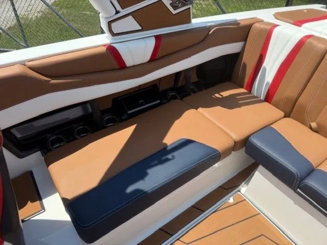 Slide: The Image of Malibu Wakesetter 23 LSV 2026 - 6