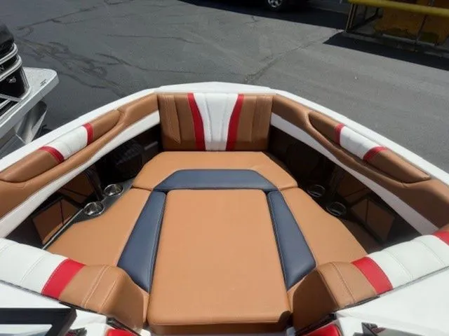 Slide: The Image of Malibu Wakesetter 23 LSV 2026 - 7