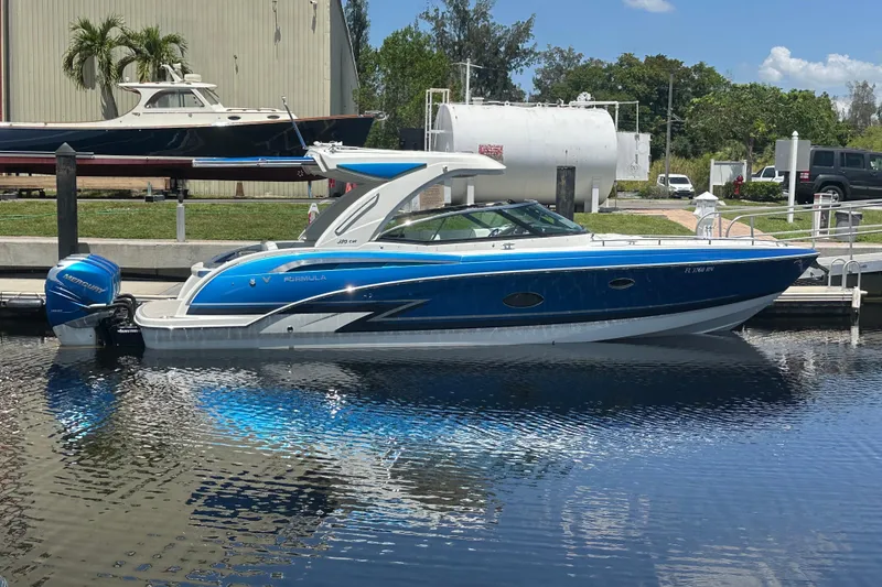 The Image of Formula 350 Crossover Bowrider OB 2018 - undefined