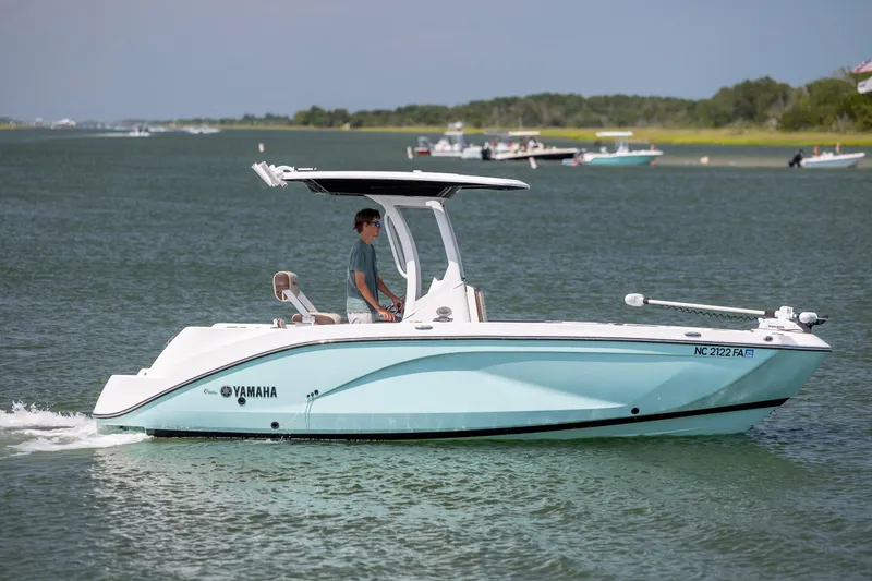 The Image of 2023 Yamaha Boats 222 FSH Sport E cruising on a calm lake. - 1