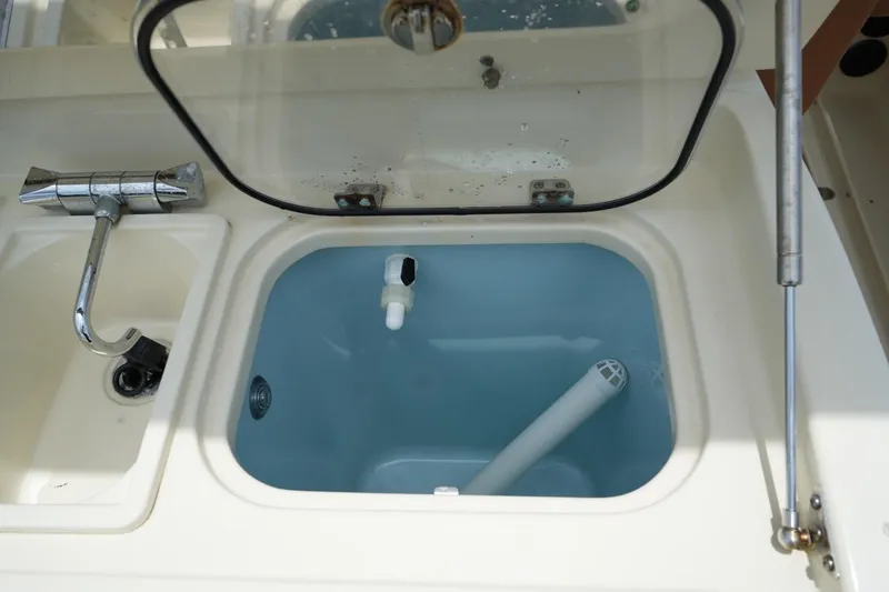 Slide: The Image of Livewell and sink on 2016 Chris-Craft Catalina 34 boat. - 19