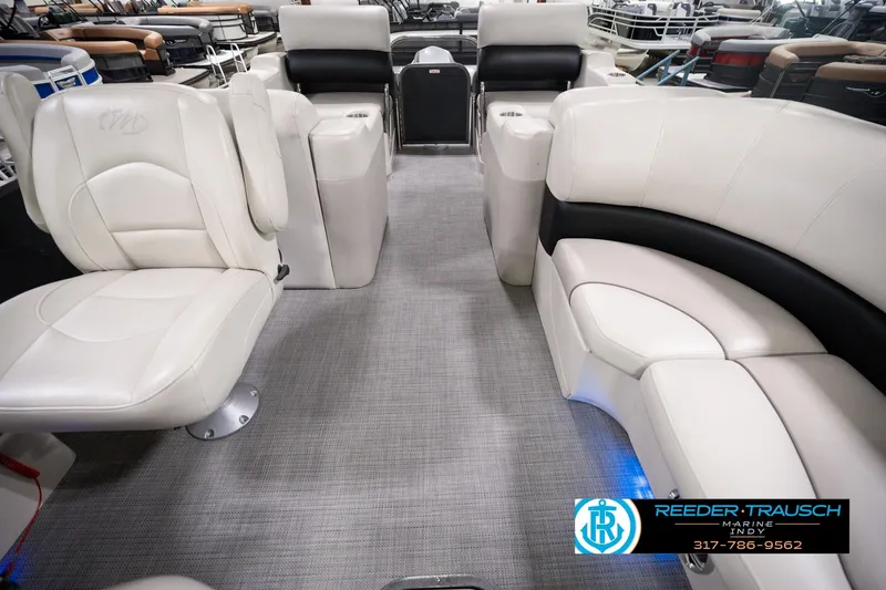 Slide: The Image of Interior of 2018 Manitou 23 Oasis RF VP pontoon boat with plush seating. - 20