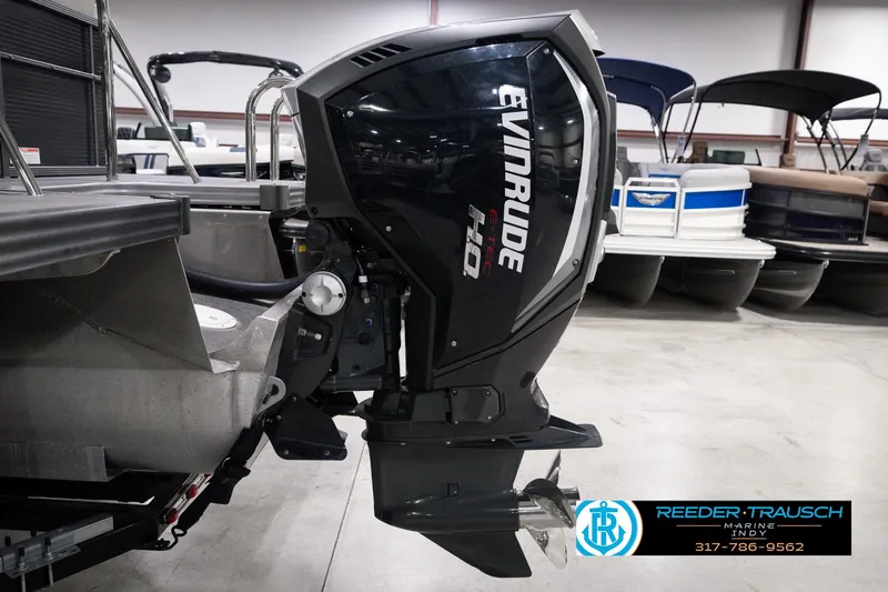Slide: The Image of 2018 Manitou 23 Oasis RF VP with Evinrude E-TEC engine in showroom. - 62