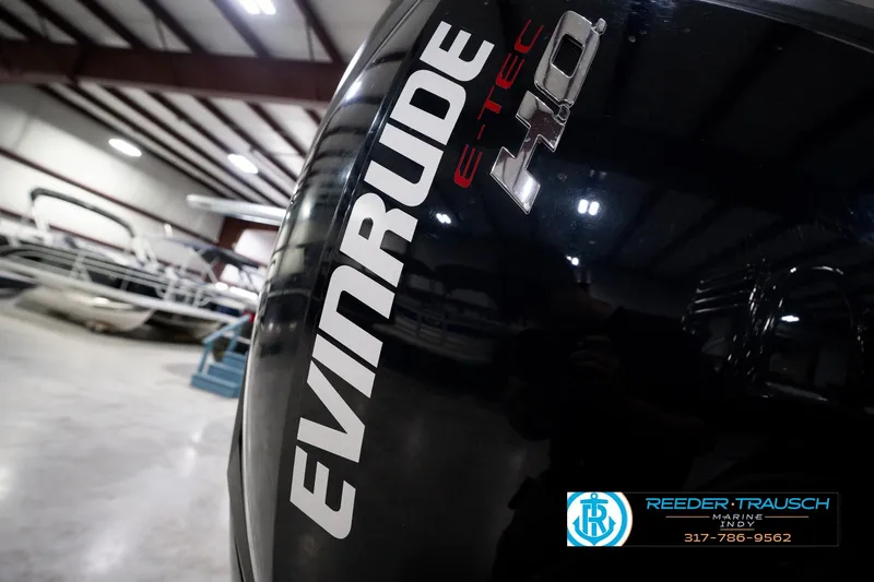 Slide: The Image of 2018 Manitou 23 Oasis RF VP with Evinrude E-TEC engine in a showroom. - 63