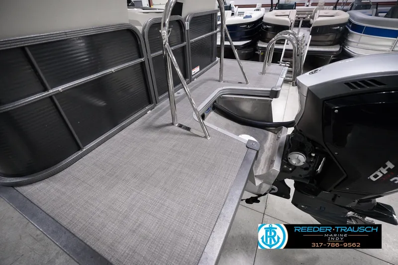 Slide: The Image of 2018 Manitou 23 Oasis RF VP pontoon boat with outboard motor and boarding ladder. - 71