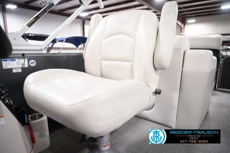 Slide: The Image of 2018 Manitou 23 Oasis RF VP boat seat in a showroom setting. - 54
