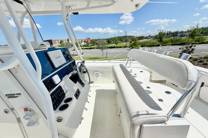 Slide: The Image of 2004 Hydra-Sports Vector 3300 CC boat interior with Garmin navigation system. - 14